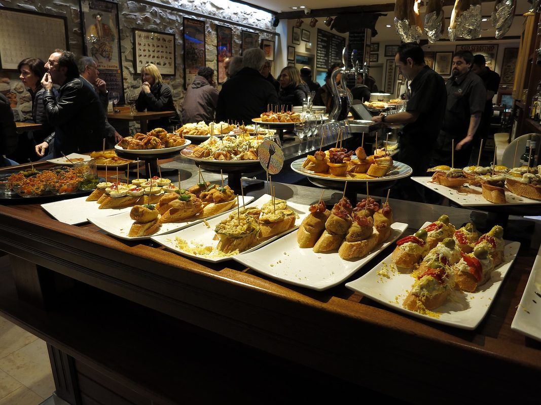 Barra de un bar de pinchos